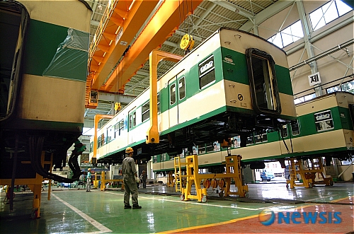 【서울=뉴시스】&nbsp; 서울지하철공사(사장 강경호)는 지난 1985년 준공된 국내 '최고령' 지하철 차량 기지인 군자기지(건물규모 8427평)의 리모델링 사업을 성공적으로 마치고, 27일 오후3시 준공식을 갖는다.&nbsp; 이번 리모델링 완료로 전동차 정비 능력이 20% 가까이 향상돼 더욱 신속한 정비와 정비품질 향상에 따른 전동차 고장 감소효과도 기대할 수 있게 됐다./ 김정환기자 ace@newsis.com 서울지하철공사제공 <관련 기사 있음>