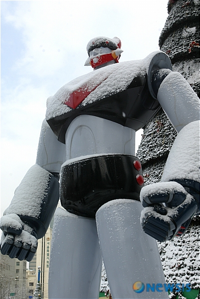 【서울=뉴시스】&nbsp; 서울, 경기도 및 강원영서, 충청남북도 일부지방에 대설주의보를 발령된 6일 오전 시청앞 광장에 설치된 태권브이가 눈을 맞으며 서있다. /박주성기자 park7691@newsis.com