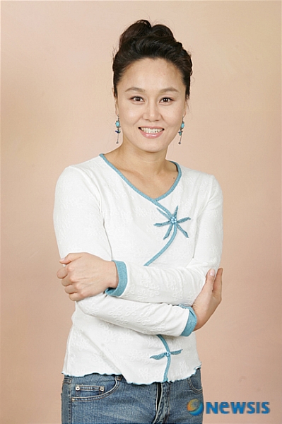 【서울=뉴시스】 개그우먼 이경실(41)이 재혼한다. 23일 오후 5시 서울 삼성동 인터컨티넨탈 호텔에서 사업가 최모씨와 웨딩마치를 울린다. 2003년 2월 이혼 후 4년 만이다. 이경실은 지난해 8월 SBS TV '김승현 정은아의 좋은 아침'에 출연, 교제 중인 남자가 있다고 공개했다. 당시 이경실은 “1년 넘게 만나고 있는 사람이 있다. 뜨거운 사이는 아니지만 서로 배려하고 감사하는 마음으로 교제하고 있다”며 “올해 안에 결혼시켜달라”고 농담을 건네기도 했다. 결혼식은 양가 친지와 친구 등을 초대, 비공개로 치를 예정이다. 이경실은 1987년 MBC 공채 개그맨 1기로 데뷔, SBS TV '헤이헤이헤이 시즌2'에 출연하고 있다./ 강경지기자 bright@newsis.com