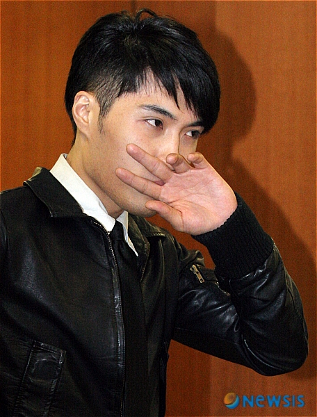 【서울=뉴시스】&nbsp; 10일 오후 자살한 탤런트 정다빈의 빈소가 마련된 풍납동 아산병원에 개그맨 김기수가 빈소를 찾아 조문하며 애도하고 있다. /홍혜진기자 coolhj@newsis.com