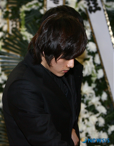 【서울=뉴시스】&nbsp; 12일 새벽 서울아산병원 장례식장에 마련된 故 정다빈의 빈소에 남자친구로 알려진 강희씨가 조문을 마치고 빈소를 나서고 있다 /김용학기자 kyh@newsis.com