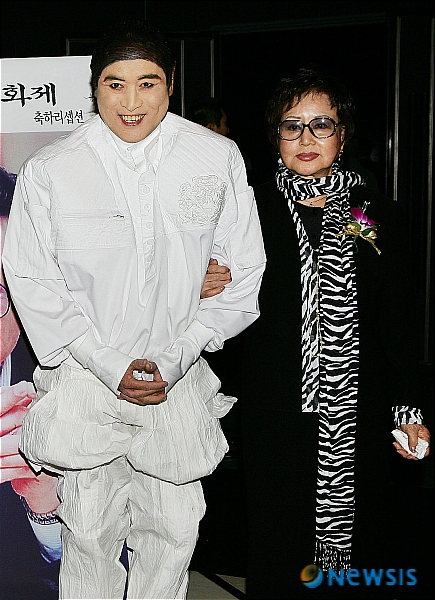 【서울=뉴시스】 15일 저녁 한남동 하얏트 호텔에서 열린 '천마 신상옥 청년영화제 개최 축하리셉션'에서 앙드레김과 최은희(오른쪽)가 밝은 모습으로 포즈를 취하고 있다. /김종현기자 kim-jh@newsis.com