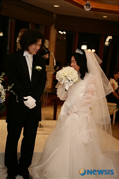 【서울=뉴시스】 SBS TV 드라마 ‘하늘이시여’의 작가 임성한(47)씨가 지난달 비밀 결혼식을 올린 사실을 결국 털어놓았다. 임씨는 ‘하늘이시여’ 홈페이지에 글을 올려 “개인적으로 작은 변화가 있었다. 다름이 아니고 최근 결혼을 했다. 상대는 ‘하늘이시여’에서 조감독을 맡았던 손문권(35) PD다”고 공개했다. 임씨의 결혼소문은 인터넷에 떠돈 몇 장의 웨딩사진 때문에 나왔다. 임씨로 보이는 사진의 진위여부가 인터넷에서 화제가 됐고, 언론사로 이를 문의하는 e-메일이 쇄도하기도 했다. 사진에 로고가 박힌 스튜디오측은 “우리 작가가 찍은 사진으로 보인다. 합성으로 보인다”고 해명했다. 임씨는 지난해 11월에도 결혼설에 휩싸이기도 했다. 하지만 이번에는 소문이 아닌 사실로 밝혀졌다. 임씨는 “갑작스럽지만, 어렵게 맘을 먹고 실행했다. 두 사람 모두 유명 연예인도 아니고 사람들 관심 밖이려니 생각해서 식구들만 모시고 조촐하게 식을 올렸다. 손 감독은 재혼이고 나는 초혼이지만, 내가 결혼하게 될 줄 전혀 생각 못했듯이 앞일은 누구나 예측할 수 없다는 것을 안다. 부부이기 이전에 감독, 작가로서 작품준비에 최선을 다하고 있다. 결혼 결심에는 두 배의 에너지를 쏟고 싶은 이유도 있었다”고 밝혔다. 해프닝이 된 사진사건에 대해서는 “결혼식 사진을 담당한 사진 스튜디오에서 양해 없이 임의로 사진을 무단, 홈피에 게재하는 바람에 벌어진 일이고 강하게 항의했다”고 설명했다./ 김용호기자 yhkim@newsis.com