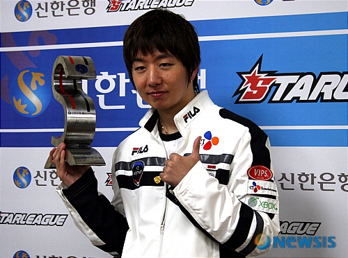 【서울=뉴시스】&nbsp; MSL 3회 우승에도 불구하고 스타리그 우승경험이 전무했던 마재윤이 스타리그에서 우승을 차지하며 스타크래프트 최고 왕좌에 올랐다. 24일 오후 6시 올림픽공원 역도경기장에서 열린 신한은행 스타리그 2006 시즌3 결승전에서 CJ 마재윤이 팬택 이윤열에게 승리(3승 1패)를 차지하며 자신의 별명인 ‘본좌’의 위상을 드높였다. /이하늘기자 ehn06@newsis.com <관련기사 있음>