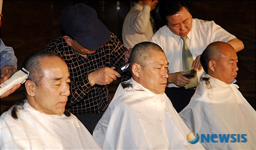 【서울=뉴시스】  26일 오전 국회 로텐다홀에서 한나라당 (왼쪽부터)김충환,이군현,신상진 부대변인이 사학법 재개정 촉구를 위해 삭발을 하고있다. 2019.02.16 (뉴시스 DB)