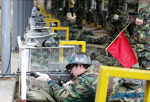 【고양=뉴시스】&nbsp; 2007년 첫 동원훈련이 열린 7일 오후 경기도 고양시 수방사 56사단 동원훈련장에서 예비군과 현역병이 혼합편성되어 '자율참여형 동원훈련'을 시행, 개인화기 사격을 하고 있다.&nbsp; '자율참여형 동원훈련'은 현역에 의한 통제위주 훈련에서 예비군이 주인의식을 갖고 자율적으로 참여, 유사시 즉각 전투력을 발휘될 수 있도록 전시에 지휘관이 될 예비군 간부에 의해 교육하는 훈련이다. /허경기자 neohk@newsis.com