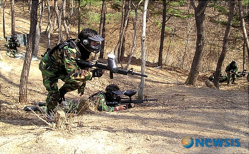 【괴산=뉴시스】&nbsp; 육군 37사단이 39주년 향토예비군의 날을 기념키 위해 7일 충북 괴산군 청안면 괴산.증평대대에서 공무원 초청행사를 개최한 가운데 괴산.증평군청 직원들이 실전과 같은 서바이벌 게임을 즐기고 있다.(사진=육군 37사단 제공)/연종영기자 jyy@newsis.com