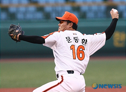 【대전=뉴시스】&nbsp; 13일 오후 대전 한밭 야구장에서 열린 2007 삼성 PAVV 프로야구 한화 이글스와 롯데 자이언츠의 경기에서 한화의 선발 문동환이 2승을 향해 힘찬 투구를 하고 있다. /김용학기자 kyh@newsis.com
