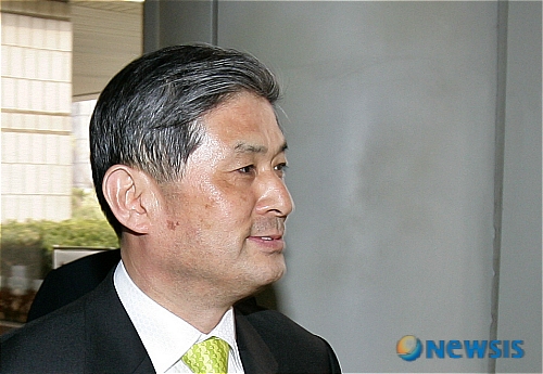 【서울=뉴시스】&nbsp; 줄기세포 논문 조작과 관련해 기소된 황우석 전 서울대 수의대 석좌교수가 17일 오후 서초 서울중앙지법에서 속행공판을 마친뒤 법정을 나오고 있다. /이명근기자 myung@newsis.com