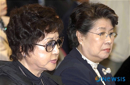 【서울=뉴시스】 21일 오전 서울 중구 구민회관에서 열린 정일형 박사 25주기 추도식에 원로 여배우 최은희씨와 엄앵란씨가 참석 고인을 추모했다./권주훈기자 joo2821@newsis.com