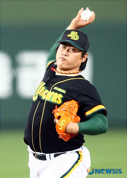 [부산=뉴시스] 22일 부산 사직구장에서 열린 프로야구 롯데 자이언츠와 현대 유니콘스 경기에서 현대 선발 투수 전준호가 역투하고 있다. 2007.04.22.