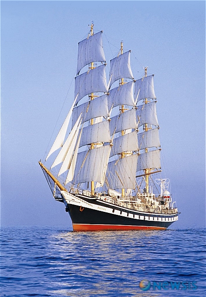 【여수=뉴시스】&nbsp; 5월 3일부터 2012 세계박람회 유치 후보도시 여수에서 열리는 국제범선축제에 참가할 러시아의 팔라다호. 2987톤급 초대형 범선이다./구길용기자 kykoo1@newsis.com