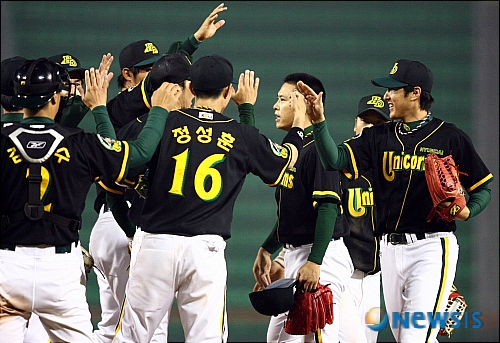 【서울=뉴시스】&nbsp; 3일 오후 잠실야구장에서 열린 프로야구 LG 트윈스대 현대 유니콘스 경기에서 현대 마무리 송신영이 LG 마지막타자 이종열을 삼진으로 돌린후 동료선수들과 하이파이브를 나누고 있다. /이동원기자 dwlee@newsis.com