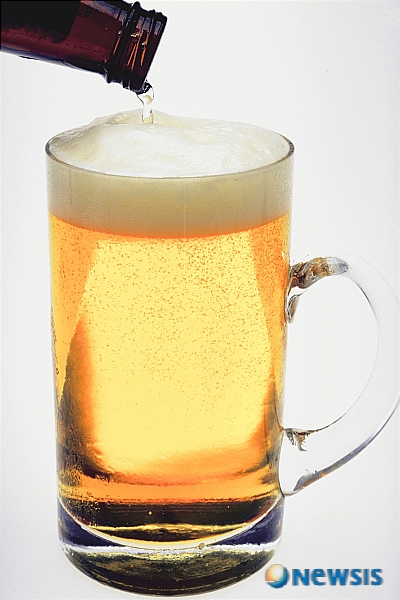 【서울=메디컬투데이/뉴시스】&nbsp; 음주수영으로 인한 사망사고 소식은 매년 끊이지를 않고 있다. 특히 날씨가 더워지고 있는 요즘이나 여름은 방심하기 쉬운 때이다. 대부분 차가운 물에 들어가야지 몸에 이상이 있을 것이라는 생각에 상대적으로 날씨나 물의 온도가 겨울보다는 따뜻한 5월 이후부터 여름까지는 음주수영을 덜 걱정하게 된다. 하지만 전문가들은 일반적으로 느끼는 미지근한 물에서 하는 음주수영도 치명적일 수 있다고 경고한다./조고은 기자 eunisea@mdtoday.co.kr <관련기사있음>