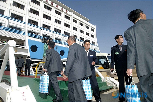 【금강산=뉴시스】 제15차 남북이산가족 상봉 2회차 개별상봉이 진행된 13일 오전 금강산 해금강호텔에 도착한 북측 이산가족이 호텔로 들어서고 있다. /허상욱기자 wook@newsis.com