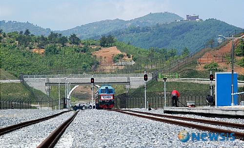 【고성=뉴시스】&nbsp;&nbsp; 남과 북의 협력으로 분단 이후 끊어졌던 철길이 56년만에 다시 이어지는 '남북철도연결구간 열차시험운행'이 진행되는 17일 오후 강원 고성 금강산 청년역을 출발한 북측열차가 제진역으로 들어오고 있다. /남강호기자 kangho@newsis.com