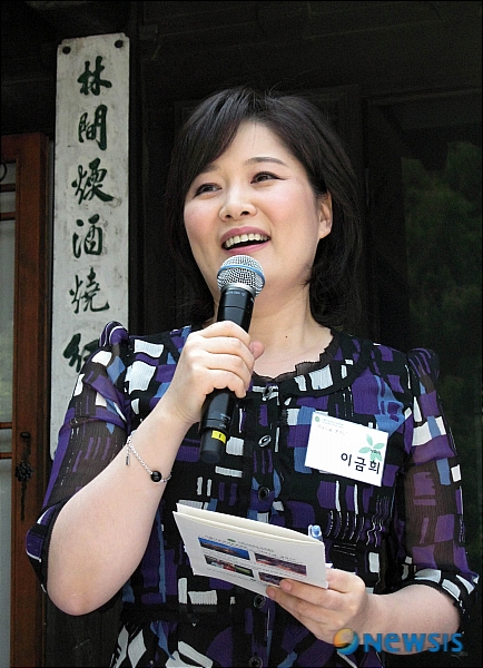 【서울=뉴시스】 22일 오전 11시 서울 종로구 안국동 8번지 '윤보선 고택’에서 아름다운가게 주최로‘2007 아름다운 세상 프로젝트 ‘나마스떼, 갠지스’행사가 열렸다. 아름다운가게는 2007년 영국의 옥스팜과 함께 서아시아 홍수재해지역 구호 및 개발프로젝트 ‘나마스떼, 갠지스!(Namaste, Ganges!)’를 지원하기 위한 제3세계지원 프로젝트에 참가했다. 이금희아나운서가 1부 축하식을 진행하고 있다. /고명진기자 photodesk@newsis.com