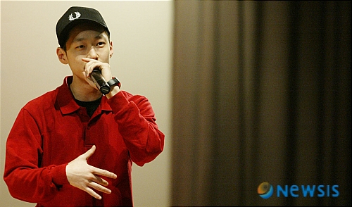 【과천=뉴시스】&nbsp; 24일 오후 경기도 과천시 국립현대미술관(관장: 김윤수)에서 열린 미술과 음악이 어우러지는 시민 에술가들의 그림 콘서트 '5월의 낭만'에서 언더그라운드 힙합의 대표 MC 겸 프로듀서 더 콰이엇이 멋진 공연을 선보이고 있다. /허경기자 neohk@newsis.com