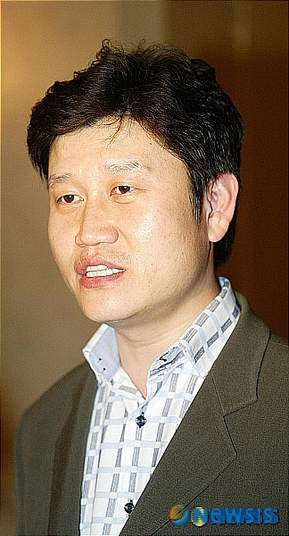 【서울=뉴시스】&nbsp; 개그맨 출신 대중문화사업가 박승대(40)씨가 다음달 9일 서울 신라호텔 다이너스티홀에서 송재연(29)씨와 화촉을 밝힌다.&nbsp; 송씨는 컨설팅기업 맥킨지에 근무하는 커리어우먼이다.&nbsp; 두 사람은 지난해 박씨의 친구 소개로 만나 교제해오다 결혼에 이르게 됐다.&nbsp; 전 스마일매니아 대표이사인 박씨는 그동안 박준형, 정종철, 정형돈 등 개그맨들을 발굴, 육성해왔다. 현재 ECC 대표이사로 신개념의 문화사업을 준비 중이다./ 강경지기자 bright@newsis.com