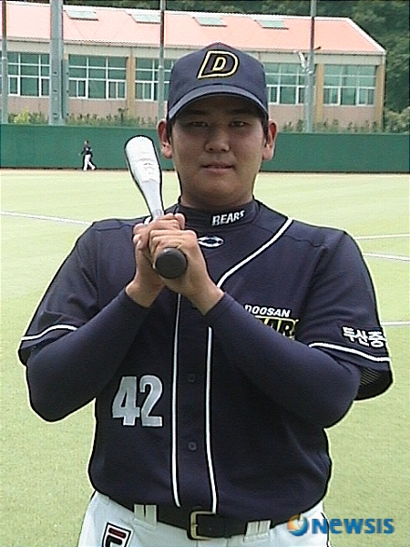 【서울=뉴시스】 KBO는 지난 5월22~27일 경남 남해에서 치러졌던 2군인터리그의 우수타자로 두산 내야수 이두환을 선정했다. 장충고를 졸업한 고졸 신인타자 이두환(19세)은 인터리그에서 타율 0.429(21타수 9안타), 3홈런 5타점 6득점의 맹타를 휘둘르며 가장 돋보이는 활약을 펼쳤다. 손대선기자 sds1105@newsis.com