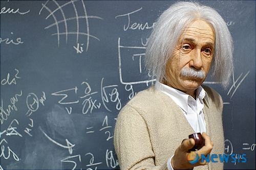 【서울=뉴시스】 여름방학을 맞아 11일부터 8월 19일까지 여름방학을 맞아 코엑스 컨벤션홀에서 '아인슈타인의 발상전환 프로젝트! 거꾸로 과학여행'이 약 40일간 펼쳐진다. 아인슈타인의 발상전환 프로젝트 전시위원회주최로 열리는 이 전시회에는 체험 및 실험, 아인슈타인의 유물전시, 30분간 진행되는 과학뮤지컬 등 약 2시간에 걸쳐서 관람 및 실험과 체험이 가능하며, 이번 전시회에는 특별히 아인슈타인의 실제 뇌의 조각이 공개될 예정이다. (사진=아인슈타인의 발상전환 프로젝트 전시위원회 제공) /김명원기자 kmx1105@newsis.com