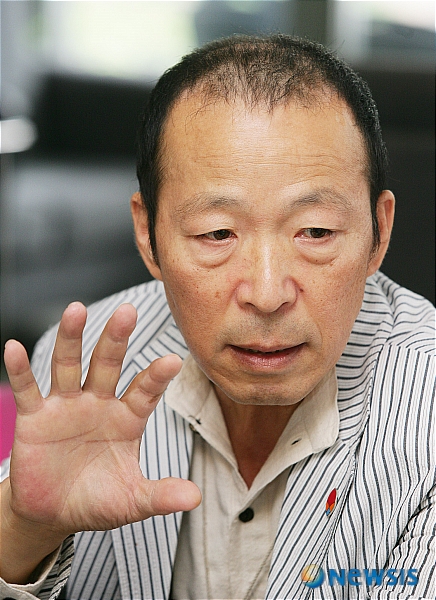 【서울=뉴시스】&nbsp; 23일 오전 서울 종로구 동숭동의 한 카페에서 열린 '춘천인형극제2007' 기자간담회에서 춘천인형극제 강준혁 이사장이 진지한 모습으로 취재진의 질문에 답하고 있다.&nbsp; 올해로 19회째를 맞는 '춘천인형극제2007'은 국내외 인형극단과 인형극인들이 한자리에 모이는 세계적인 축제 한마당으로 8월 9일부터 15일까지 춘천인형극장과 육림랜드 등 에서 열린다. /김종현기자 kim-jh@newsis.com