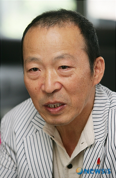 【서울=뉴시스】&nbsp; 23일 오전 서울 종로구 동숭동의 한 카페에서 열린 '춘천인형극제2007' 기자간담회에서 춘천인형극제 강준혁 이사장이 밝게 웃으며 취재진의 질문에 답하고 있다.&nbsp; 올해로 19회째를 맞는 '춘천인형극제2007'은 국내외 인형극단과 인형극인들이 한자리에 모이는 세계적인 축제 한마당으로 8월 9일부터 15일까지 춘천인형극장과 육림랜드 등지에서 열린다. /김종현기자 kim-jh@newsis.com