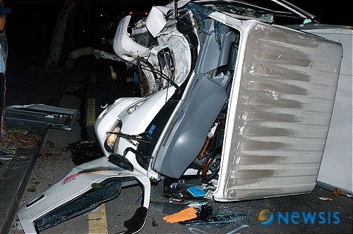 【서울=뉴시스】 24일 새벽 서울 성수동 상원사거리 앞에서 2.5톤 화물차가 가로수에 충돌하여 전복되는 사고가 발생한 가운데 성동소방서 119구조대원들이 구조활동을 벌이고 있다. 사진은 전복된 차량.(사진=성동소방서 제공) /남강호기자 kangho@newsis.com