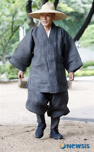 【서울=뉴시스】&nbsp; “(세상이) 더 많은 것을 차지하려는 욕망으로 들끓고 있다. 지구에서 살아남으려면 현재의 생활태도를 바꿔야 한다.”&nbsp; 불교계 원로 법정(75·法頂) 스님이 27일 서울 성북동 길상사(주지 덕조 德祖)에서 법문했다. 하안거 해제 겸 백중기도 회향을 맞이한 특별법회 현장이다.&nbsp; “근래 가장 견디기 어려운 여름을 보내고 있다”며 이상고온 얘기로 운을 떼며 “요즘 날씨는 계절의 구분이 없어졌다. 이는 우리가 살아가는 지구가 중병에 신음하고 있다는 징조”라며 안타까워했다. “과도한 석유소비로 인한 찌꺼기들이 가져온 지구온난화현상”이라고 풀이하기도 했다.&nbsp; “어머니인 지구의 건강을 위해 자식된 도리를 다 해야 한다”고 강조했다. “청빈 의지를 되새길 필요가 있다”는 것이다.&nbsp; “많이 갖고자 하는 욕망을 스스로 억제해야 한다. 지금 가지고 있는 것만으로도 만족해야 한다. 많이 가지고 있는 사람을 부러워하지 말아야 한다. 불필요한 것으로부터 자유로워야 한다”고 강조했다.&nbsp; “무엇을 갖고자 할 때는 갖지 못한 사람의 처지를 배려할 줄 알아야 한다. 이웃이 갖지 못할 때 나 혼자만 많이 갖고 있는 것은 인간의 도리가 아니다”고도 했다.&nbsp; 현시점의 한국을 “부자가 되고 싶어 안달한 사회”라고 규정했다. “입만 열면 경제 성장만 부르짖는 정부 정책은 지구종말을 재촉할 수 있다”는 우려다. 특히 “세계 도처에서 하루에도 수만명의 어린이들이 굶어죽고 있는데 한국은 음식을 너무 많이 버린다”며 이것이 “망국의 징조”라고 경고했다.&nbsp; “삶의 질은 결코 물질적인 부에 달려있지 않다”며 다시 한 번 ‘맑은 가난’을 강조했다. 법정이 평생 설파해온 ‘무소유’정신을 재차 일깨웠다.&nbsp; 법정은 “더위에 건강하고 맑은 가을을 맞이하자”는 희망찬 말로 법문을 마쳤다./김용호기자 yhkim@newsis.com 사진=임영주기자 dasee@newsis.com