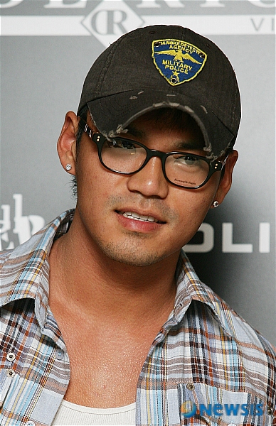 【서울=뉴시스】&nbsp; 27일 오후 서울 소공동 웨스틴조선호텔에서 열린 '세원 I.T.C. 2007 아시아 컨벤션' 행사에 초대된 가수 이정이 새롭게 디자인 된 안경을 쓰고 밝은 모습으로 포즈를 취하고 있다.&nbsp; '세원 I.T.C. 2007 아시아 컨벤션' 행사는 최고의 명품 안경 및 선글라스만을 수입, 판매하는 세원에서 2007년 가을을 맞아 새롭게 선보이는 스페셜 라인을 기념하여 홍콩, 중국, 싱가포르, 일본 등 아시아 국가의 바이어를 초청해 개최하는 행사. /김종현기자 kim-jh@newsis.com