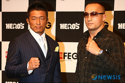 【서울=뉴시스】 1일 오후 서울 신라호텔에서 진행된 K-1 히어로즈 코리아 2007(HERO'S KOREA 2007)대회 기자회견에서 이번 대회에 출전할 추성훈과 데니스강이 포즈를 취하고 있다. 