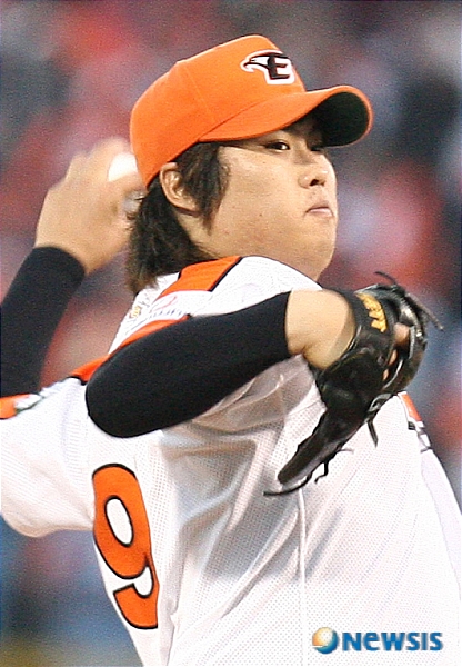 【대전=뉴시스】 9일 오후 대전 한밭야구장에서 열린 프로야구 준플레이오프 1차전 한화이글스대 삼성라이온스 경기에서 한화 선발 류현진이 역투하고 있다. /이동원기자 dwlee@newsis.com