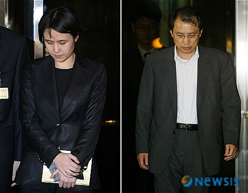 【서울=뉴시스】&nbsp; 11일 저녁 뇌물수수혐의 등으로 구속이 결정된 신정아 전 동국대 교수(왼쪽)와 변양균 전 청와대 정책실장이 서울 공덕동 서부지검을 나서고 있다. /이광호기자 skitsch@newsis.com