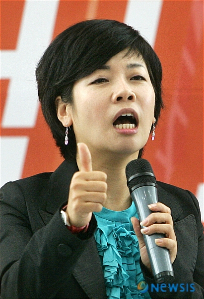 【서울=뉴시스】&nbsp; 13일 오후 서울 양재 현대건설 힐스테이트 갤러리에서 열린 '도전&펀 페스티벌'에서 개그우먼 김미화가 초청강연을 하고 있다.&nbsp; '도전&펀 페스티벌'은 기아대책과 현대건설 힐스테이트와 한국웃음연구소가 주최로 열린 행사로써 이날의 수익금 전액은 굶주린 북한의 어린이들을 위해 쓰여진다. /이명근기자 myung@newsis.com