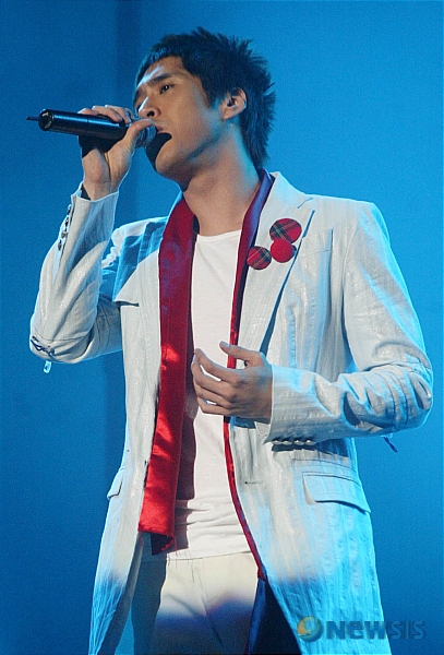 【서울=뉴시스】&nbsp; 남성트리오 'SG워너비'의 채동하(26)가 뮤지컬배우가 된다. 데뷔작은 ‘풋루스’의 올해 버전인 ‘2007 뮤지컬 풋루스’다. 기존작의 라이선스사가 바뀌면서 새로운 구성과 음악으로 재탄생한 새 것이다.&nbsp; 비주얼을 강조하기 위해 연출, 음악, 안무, 무대 등 연출 전면에 걸쳐 탈바꿈한다. 뮤지컬 전용극장을 활용한 LED시스템을 도입해 화려한 영상 연출도 가미한다.&nbsp; 채동하는 뮤지컬배우 김진우와 함께 주인공 ‘렌’을 연기한다.&nbsp; 평소 뮤지컬에 큰 관심을 기울여온 채동하는 최근 전국투어 콘서트에서 뮤지컬 ‘헤드윅’의 한 장면을 선보여 탄성을 자아내기도 했다.&nbsp; 과연 ‘2007 뮤지컬 풋루스’연습 첫날부터 연기, 안무, 노래 등을 완벽히 준비해와 배우들과 스태프들을 놀라게 했다.&nbsp; 채동하와 함께하는 뮤지컬배우들도 “뮤지컬을 처음 해 본 사람 같지 않다”며 “조금만 다듬는다면 좋은 뮤지컬배우가 되겠다”고 실력과 의욕을 인정했다.&nbsp; 채동하 외에도 뮤지컬 ‘맨오브라만차’로 한국뮤지컬대상 신인상 후보에 오른 개그맨 출신 정성화, 임선애, 조남희, 유채정 등이 가세한다.&nbsp; 11월2일부터 2008년 1월6일까지 서울 목동 엔젤시어터에서 공연된다. 1588-4446/이승영기자 sylee@newsis.com