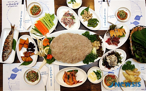 【서울=뉴시스】&nbsp; 흔히 세꼬시하면 횟집에서 막회로 먹을 수 있는 메뉴로 생각하지만 제대로 된 맛을 알고 싶다면 이곳을 추천하고 싶다.&nbsp; 서울 송파구 방이동 먹자골목 안 방이중학교 후문 인근에 위치한 고성세꼬시는 동해안에서만 잡을 수 있는 100% 자연산인 노랑참가자미를 사용, 한번 맛보고 나면 그 맛을 잊지 못한다. 고성세꼬시는 크고 작은 방으로 되어 있어 예약이 필수다. 예약=02)425-4200 /정성영기자 csy@newsis.com<관련기사 있음>