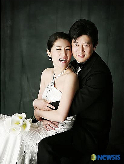 【서울=뉴시스】&nbsp; 결혼을 앞둔 탤런트 박상민(37)·한나래(35) 커플이 웨딩사진을 공개했다. 최근 서울 신사동의 스튜디오에서 촬영한 것들이다.&nbsp; 이들의 결혼준비를 총괄하는 메리엘웨딩은 “아주 잘 어울리는 신랑신부의 모습에 진행 스태프들의 탄성이 이어졌다”고 전했다.&nbsp; 박상민의 턱시도는 디자이너 장광효씨가 만들었다. 한나래씨의 웨딩드레스는 디자이너 이승진씨의 작품이다.&nbsp; 박·한 커플은 9일 서울 광장동 W서울워커힐 호텔에서 결혼식을 올린다./강경지기자 bright@newsis.com