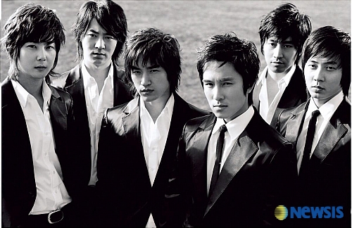 【서울=뉴시스】&nbsp; 그룹 ‘신화’ 팬들의 분노가 결국 폭발했다. 17일 ‘M넷-KM 뮤직페스티벌’(MKMF)에서 솔로 활동 중인 ‘신화’ 멤버들이 전원 수상에 실패했기 때문이다.&nbsp; 이민우(27)는 유력한 댄스가수상 후보였다. 올 한해 ‘스톰프’와 ‘더 엠 스타일’로 주목할 만한 활동을 했다. 팬들의 인기도 변함없었다. 그러나 상은 ‘천상지희더그레이스’의 차지였다. 이민우를 더욱 불쾌하게 만든 것은 당초 수상키로 돼있던 ‘옥션 스타일상’자체가 없어졌다는 사실이다.&nbsp; 신혜성(28)과 김동완(28)도 각각 발라드 ‘첫사랑’과 ‘손수건’으로 나란히 인기몰이를 했다. 남성솔로, 발라드 부문에서 수상이 기대됐다. 하지만 두 명 다 상을 받지 못했다. 발라드 부문상은 양파(28)의 ‘사랑, 그게 뭔데’차지였고, 남자솔로가수상은 이승기(20)의 ‘착한거짓말’에게 돌아갔다.&nbsp; 그룹 ‘신화’라는 이름으로 ‘해외시청자상’이 하나 주어지기는 했다. 그러나 멤버들은 현장에 한명도 모습을 나타내지 않았다. 특히 이민우는 이날 행사를 통해 컴백한 박진영(37)과 합동무대를 펼치기로 하고 리허설까지 마쳤지만 행사 직전 불참을 통보했다. 신혜성 측은 초청받은 일조차 없다고 밝히고 있다.&nbsp; MKMF는 수상자 선정기준이 시청자 투표 20%, 전문심사위원 심사 20%, 리서치 20%, 음반판매 10%, 디지털 종합차트 20%, 선정위원회 10% 등이라고 제시하고 있다.&nbsp; 신혜성 소속사 굿이엠지는 그러나 “신혜성이 이 기준에서 다른 수상자와 비교했을 때 절대 뒤지지 않는다고 감히 자부할 수 있다. (신혜성이 수상을 못한 이유에 대해서) MKMF 측의 정확한 자료제시가 필요하다고 생각한다”고 공개적으로 문제를 제기했다. 네티즌 투표결과에 따라 100% 결정되는 것으로 알려진 ‘네티즌 인기상’에서 신혜성이 28.1%를 득표, 1위에 올랐는데 상을 못 받은 것에 대해서도 의문을 표했다. 이 상은 ‘슈퍼주니어’가 받았다.&nbsp; 이민우의 소속사 오픈월드는 “멜론사이트는 SK와 서울음반에서 출시된 음반, M넷닷컴과 CJ엔터테인먼트 소속 가수들이 상위권과 프로모션을 독점하고 있다. 이렇듯 자사 음반과 소속 가수들이 우선원칙으로 이루어지는 순위는 공정성이 없다고 볼 수 있다”며 음원 유통구조도 지적하고 나섰다.&nbsp; 이렇듯 명확지 못한 시상기준은 팬들에게 명분을 만들어주고 있다. 신화 팬들은 M넷 홈페이지와 각종 음악커뮤니티에서 억울함을 토로하고 있다. 가수에 대한 충성도가 가장 높은 팬들로 통하는 이들이다.&nbsp; 여기에 ‘신화’의 오래 묵은 한(恨)까지 보태졌다. SM엔터테인먼트 시절 ‘HOT’의 아류라는 평가를 받았던 그들이다. 이후 ‘god’, ‘동방신기’등에 계속 밀리는 분위기였다. 2004년 KBS ‘가요대상’, SBS‘가요대전 대상’을 받으며 정상을 밟았지만 이후 멤버들이 솔로로 흩어지며 기세를 이어가지 못했다.&nbsp; 특히 ‘MKMF’에서는 매년 주요 상 부문에서 알게 모르게 소외 받았다는 지적이다. M넷의 어느 PD가 포장마차에서 상을 못 받은 이민우를 위로하는 사연이 담긴 글이 인터넷에서 화제를 모으기도 했다.&nbsp;&nbsp; 이민우 측은 “트로피 하나에 사활을 거는 것이 아니라 (이민우는) 진정한 음악을 사랑하는 아티스트”라고 했다. 신혜성 측도 “우리가 수상하지 못해서 수상선정기준에 의혹을 제기하는 것으로 오해하지 않을까 하는 생각에 마음이 무겁다”고 했다. 하지만 시상결과 발표 이후 문제제기는 또 다른 파문만 낳을 뿐이다.&nbsp; 최근 몇 년 동안 가수와 팬들은 우리나라 가요상의 ‘권위’를 줄곧 부정하는 모양새였다. 그러면서도 상을 못 받았다고 분통을 터뜨리며 시상식장을 뛰쳐나가는 행태는 이율배반적이다. 어차피 인기상에 가까운 가요상은 일종의 음악축전이다. 축제의 재미를 더하기 위한 양념 정도로 상을 대할 수도 있다. 지나치게 민감하게 반응, 축제 분위기를 깰 필요는 없다.&nbsp; 다만, 이번 ‘신화’ 멤버들의 지적이 한국 가요상의 발전을 위한 의미있는 각성의 계기로 작용될 수 있기를 팬들은 바랄 뿐이다./김용호기자 yhkim@newsis.com