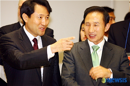 [서울=뉴시스] 지난 2007년 11월23일 오후 서울 서소문동 서울시립미술관에서 열린 '불멸의 화가 반 고흐전' 개막식에서 오세훈 서울시장(왼쪽)과 이명박 당시 한나라당 대선후보가 밝은 모습으로 이야기를 나누고 있는 모습. 김선아기자 avatar73@newsis.com