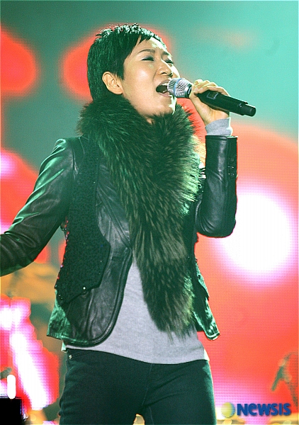 【서울=뉴시스】&nbsp; 80년대와 90년대 추억의 스타들이 총집합해 2일 밤 서울 잠실실내체육관에서 열린 '젊음의 행진 8090' 콘서트에서 박성신이 시원한 가창력으로 히트곡을 들려주고 있다.&nbsp; 386세대를 위해 기획된 이 콘서트는 81년~94년 최고의 인기 음악 버라이어티 쇼였던 KBS '젊음의 행진'의 포맷으로 당시 방송을 주름잡던 옛 스타 10명이 등장해 중장년층 관중들을 즐겁게 했다. /김선아기자 avatar73@newsis.com