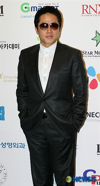 【서울=뉴시스】&nbsp; 3일 오후 압구정동 디자이너스클럽 DCM 이벤트홀에서 열린 제7회 RNX 패션쇼에서 정원관이 밝은 모습으로 포즈를 취하고 있다. /김종현기자 kim-jh@newsis.com