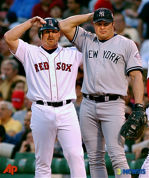 [보스턴=AP/뉴시스] 제레미 지암비(왼쪽)가 10일(한국시간) 47세의 나이로 사망했다. 사진은 지난 2003년 5월 21일 열린 뉴욕 양키스와 보스턴 레드삭스의 경기에서 형인 제이슨 지암비와 함께 서 있는 모습. 2022.02.10.