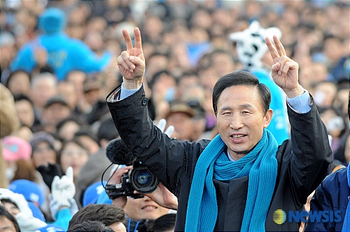 【수원=뉴시스】&nbsp; 17일 오후 경기 수원 팔달구 지동시장 앞에서 한나라당 이명박 대선후보가 연설회를 갖고 유권자들의 지지를 호소하고 있다. /남강호기자 kangho@newsis.com