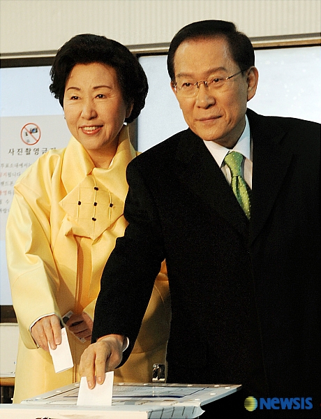 [서울=뉴시스] 17대 대통령선거 투표일인 19일 오전 용산구 서빙고동 신동아아파트 경로당에 마련된 투표소에서 무소속 이회창 후보가 부인 한인옥 여사와 함께 투표를 하고 있다. /이동훈기자 photoguy@newsis.com