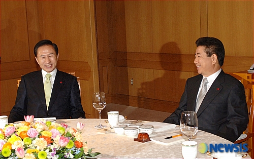 【서울=뉴시스】 노무현대통령이 28일 오후 청와대에서 이명박 당선자와 만찬회동에서 환담을 나누고 있다. /국정홍보처 제공