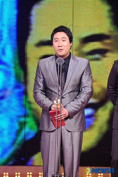 【서울=뉴시스】&nbsp; 28일 저녁 서울 등촌동 SBS 공개홀에서 열린 'SBS 연예대상' 시상식에서 코미디 스타상을 수상한 개그맨 장재영이 소감을 밝히고 있다. (사진=SBS 제공)/유동일기자 eddie@newsis.com