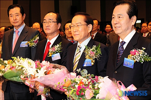【서울=뉴시스】&nbsp; 10일 오전 서울 한국프레스센터에서 열린 자유신당 창당 발기인대회에서 김혁규 전 경남지사,이회창 자유신당 총재, 국민중심당 심대평 대표,변웅전 전의원(오른쪽부터)이 꽃다발을 받고 포즈를 취하고 있다. /임영주기자 dasee@newsis.com