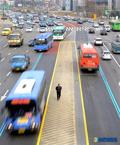 【서울=뉴시스】&nbsp;&nbsp; 20일 오전 서울 잠실 송파대로에 새롭게 개통된 버스중앙차로로 노선버스들이 주행하고 있다.&nbsp;&nbsp; 송파대로 중앙버스전용차로는 잠실대교 남단에서 성남(복정역)에 이르는 5.6㎞ 구간으로 전날(19일) 개통된 구간을 포함해 강남, 종로, 수색 등 서울시내 중앙버스전용차로는 73.5km에 달하게 됐다. /서재훈기자 jhseo@newsis.com