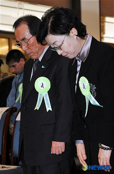 [서울=뉴시스]25일 오후 서울 프레스센터 내셔널 프레스클럽에서 열린 故이수현씨 7주기 한-일 합동 추모식에서 아버지 이성대씨와 어머니 신윤찬씨가 슬픔에 잠겨있다. (사진=뉴시스DB) 2008.1.25