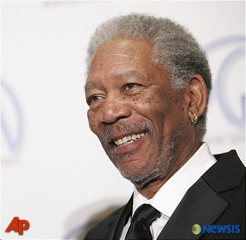 【베버리힐즈=AP/뉴시스】&nbsp; 지난해 2월 미국 캘리포니아주 베버리힐즈에서 2008년 제작자조합 수상식이 열린 가운데 배우 모건 프리먼이 기자회견장에서 포즈를 취하고 있다. 